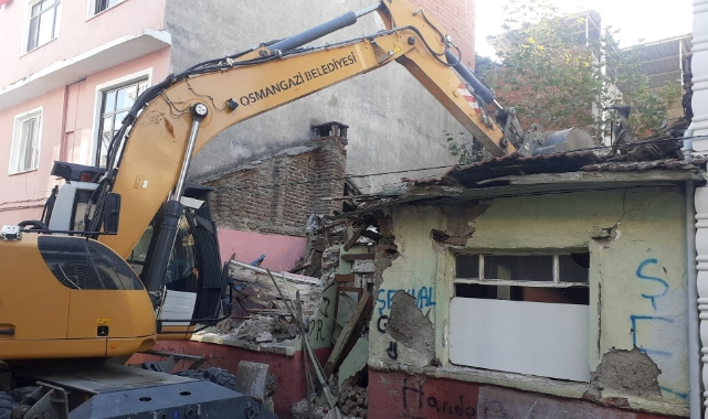 Osmangazi'de tehlike saçan metruk bina yıkıldı
