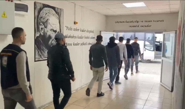 Osmaniye’de otobüste 6 kaçak göçmen yakalandı 