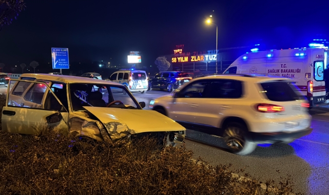 Otomobil ile çarpışan Tofaş fırlayarak refüje uçtu!