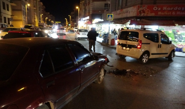 Otomobil ile hafif ticari araç çarpıştı!