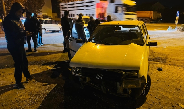 Otomobil ile hafif ticari araç çarpıştı