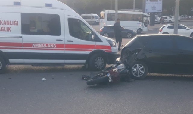 Otomobil ile motosiklet çarpıştı