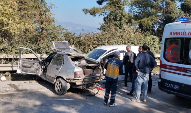 Otomobille hafif ticari araç çarpıştı: 1 ölü, 1 yaralı