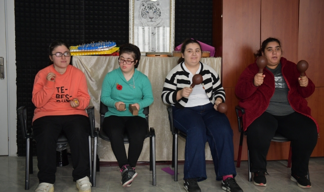 Özel öğrenciler iletişim becerilerini müzikle geliştiriyor