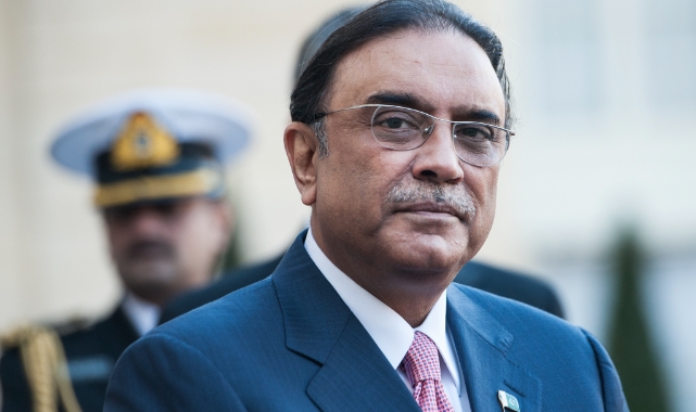 Pakistan Cumhurbaşkanı Zardari'nin bacağı kırıldı   