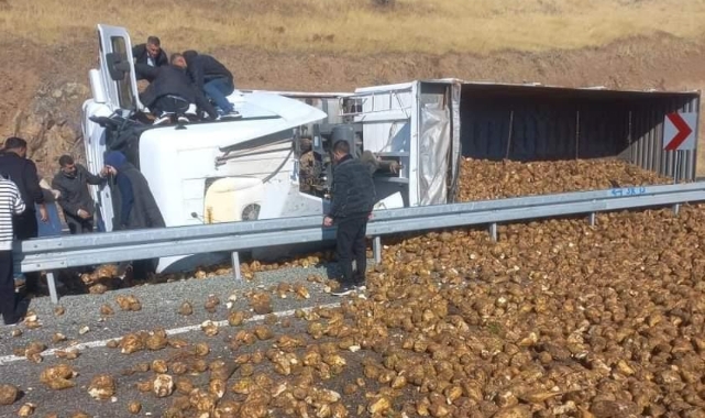 Pancar yüklü kamyon devrildi