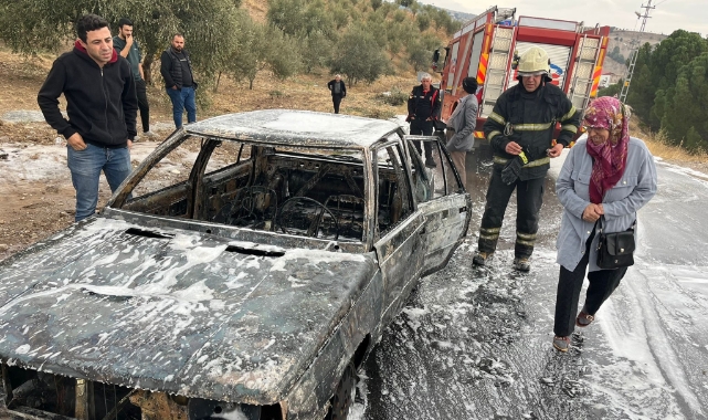 Park halindeki otomobil çıkan yangında küle döndü
