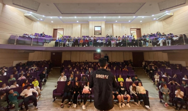 Polisten kolej öğrencilerine siber güvenlik eğitimi