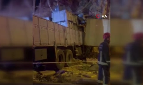 Portakal yüklü kamyon duvara çarptı:1 ölü