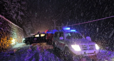 Rize’de karda kayan kamyonet dereye uçtu