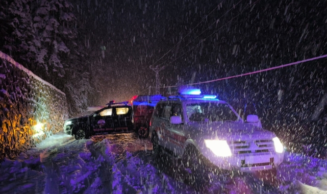 Rize’de karda kayan kamyonet dereye uçtu