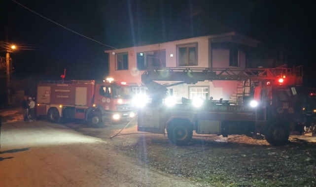 Sakarya'da iki katlı evde yangın çıktı