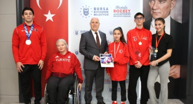 Şampiyon sporculardan Başkan Bozbey’e ziyaret