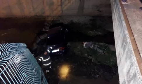 Samsun'da dereye uçan otomobilde can pazarı