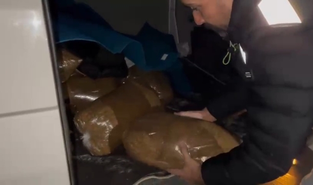 Samsun'da polisin arama yaptığı araçta 475 kilogram kaçak tütün ele geçirildi