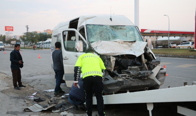 Şanlıurfa'da işçi servisi ile TIR çarpıştı: 12 yaralı   