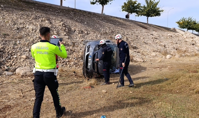 Şanlıurfa’da otomobil şarampole devrildi