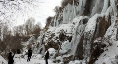 Şelale dondu görenler hayran kaldı