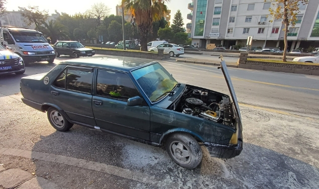 Seyir halinde yanan otomobili itfaiye ekipleri söndürdü 