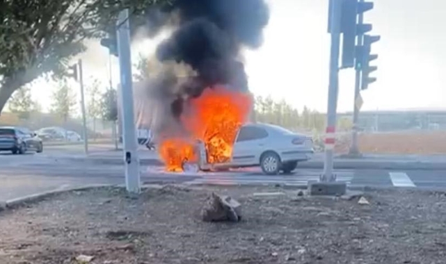 Seyir halindeki otomobil alev topuna döndü 