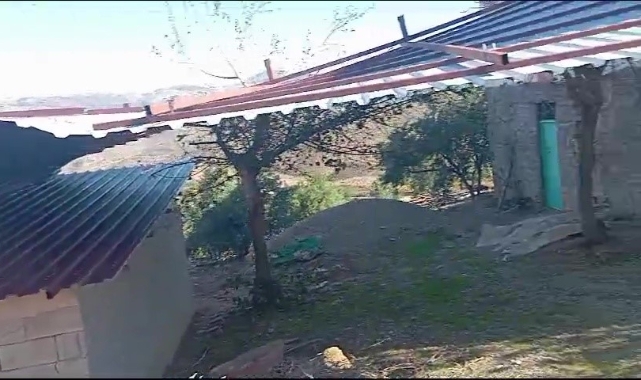 Şiddetli fırtına deponun çatısını uçurdu