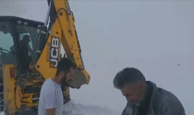 Siirt'te mahsur kalan yolcu minibüsü ve akaryakıt tankeri kurtarıldı