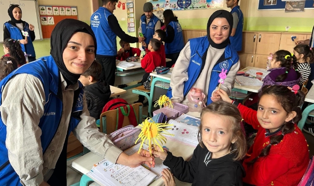 Sınavdan toplanan kalemleri süsleyerek, minik öğrencilere hediye ettiler