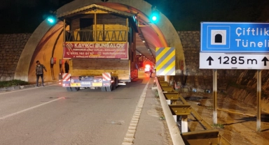 Sinop'ta bungalov ev taşıyan TIR, tünel girişine takıldı