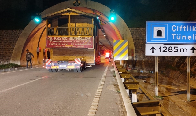 Sinop'ta bungalov ev taşıyan TIR, tünel girişine takıldı