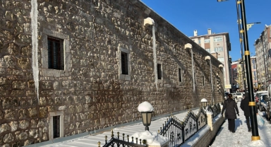 Sivas’ta 3 metrelik buz sarkıtları oluştu