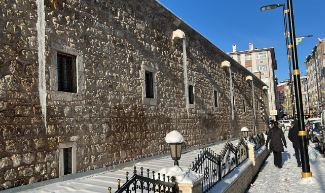 Sivas’ta 3 metrelik buz sarkıtları oluştu