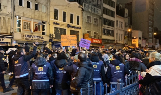 Taksim'de izinsiz gösteri yapmak isteyen eylemciler, polise biber gazı ve boya sıktı