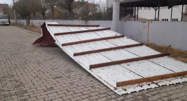 Tekirdağ'da rüzgarda uçan çatı elektrik tellerini kopardı