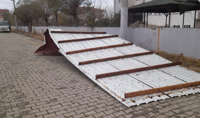 Tekirdağ'da rüzgarda uçan çatı elektrik tellerini kopardı