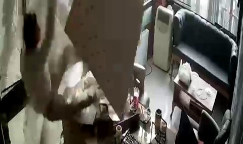 Temizlik için çıktığı asma tavan çöktü