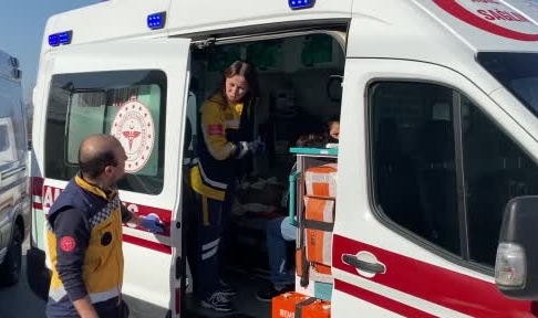 Tırla çarpışan otomobil parçalandı: 4'ü çocuk 6 yaralı 