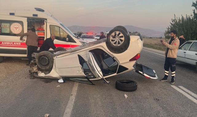 Toprak yığınına çarpan otomobil takla attı   