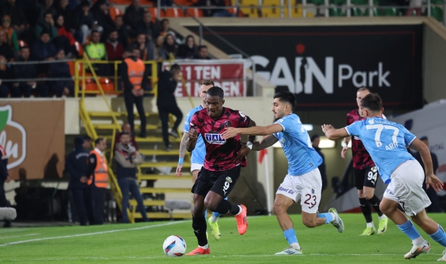Trendyol Süper Lig: Alanyaspor: 1 - Trabzonspor: 1 (İlk yarı)