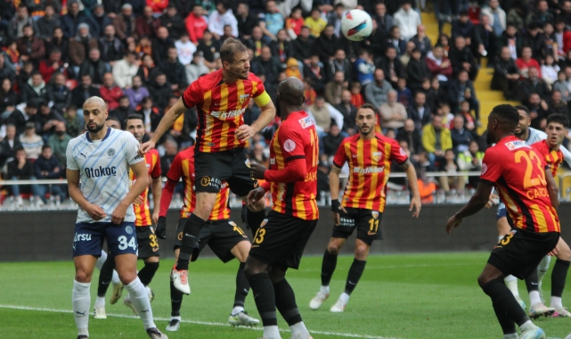 Trendyol Süper Lig: Kayserispor: 1 - Fenerbahçe: 3 (İlk yarı)