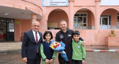 Türkiye'nin ilk astronotu öğrencilerle bir arada