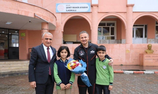 Türkiye'nin ilk astronotu öğrencilerle bir arada