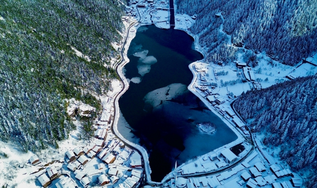 Uzungöl'de kartpostallık kış manzarası