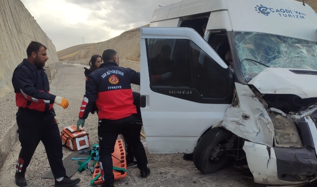 Van'da minibüs kanala düştü