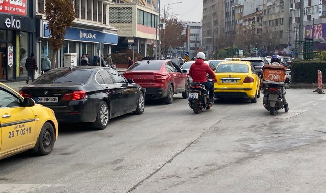 Yıkım için cadde kapatılınca kent trafiğini kilitlendi