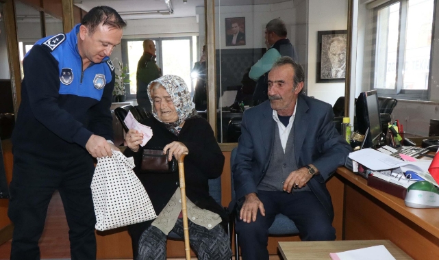 Yolda bulduğu para dolu çantayı sahibine teslim etti