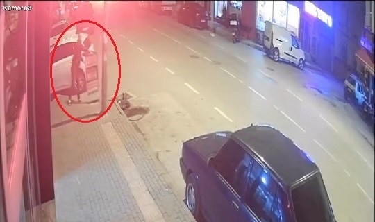 Yoldan aldığı tabela ile dükkana saldırdı!