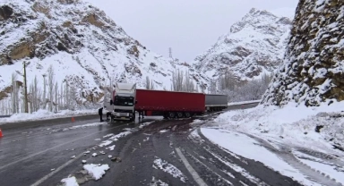 Yollardaki kar ve buzlanmalar kazalara sebebiyet veriyor