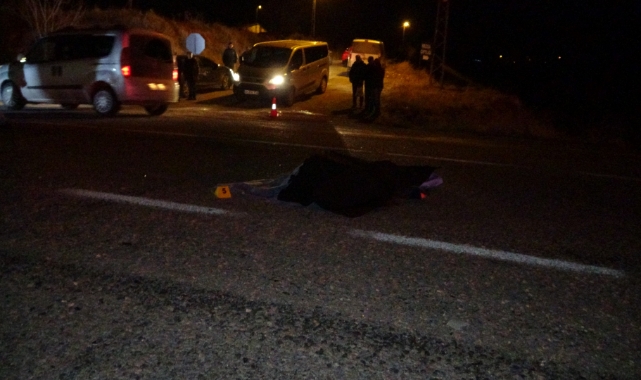 Yolun karşısına geçmeye çalışanlara çarpıp kaçtı: 2 ölü, 1 yaralı