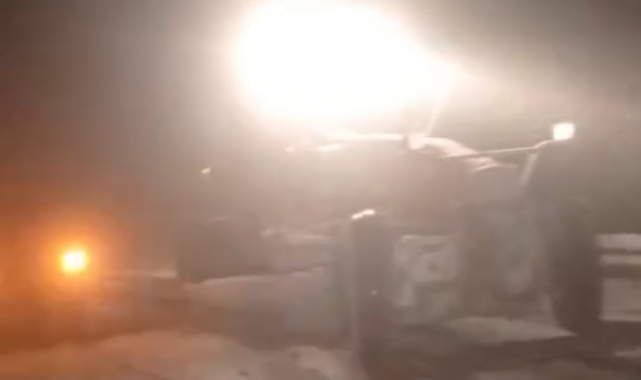 Yüksekova'da kar yağışı etkili oldu, araçlar yolda mahsur kaldı