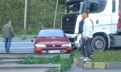 Zonguldak Ereğli’de otomobil ile tır çarpıştı   